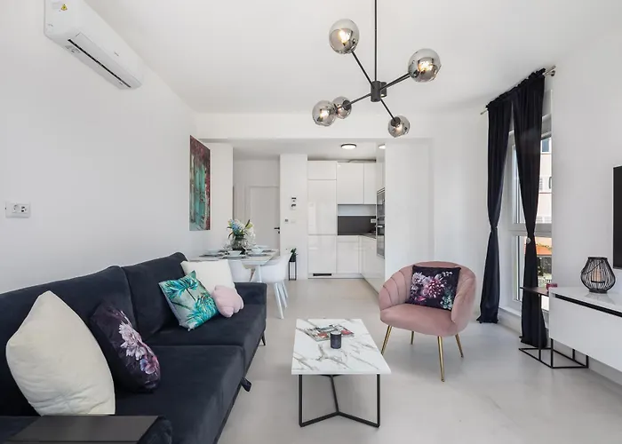 Luxury Edvina With Private Parking Appartement Makarska