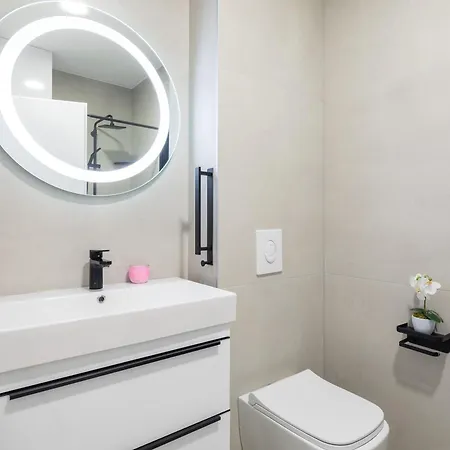 Edvina Luxury With Private Parking Apartment *