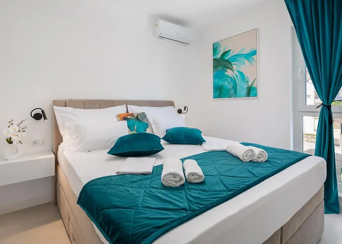 Luxury Edvina With Private Parking Apartment