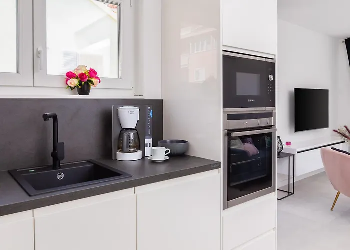 Luxury Edvina With Private Parking Apartment *